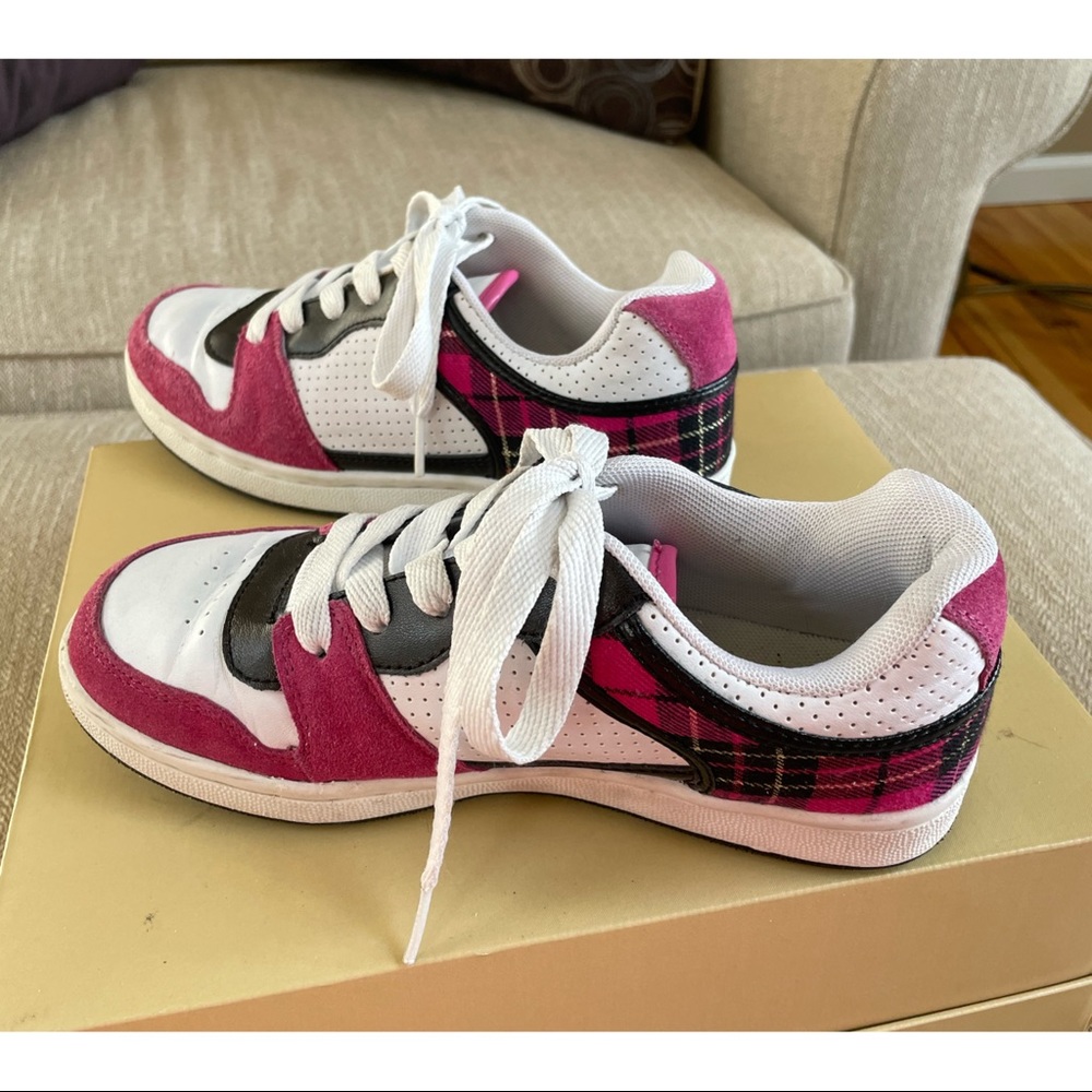 Xhilaration Size 4 Sneakers